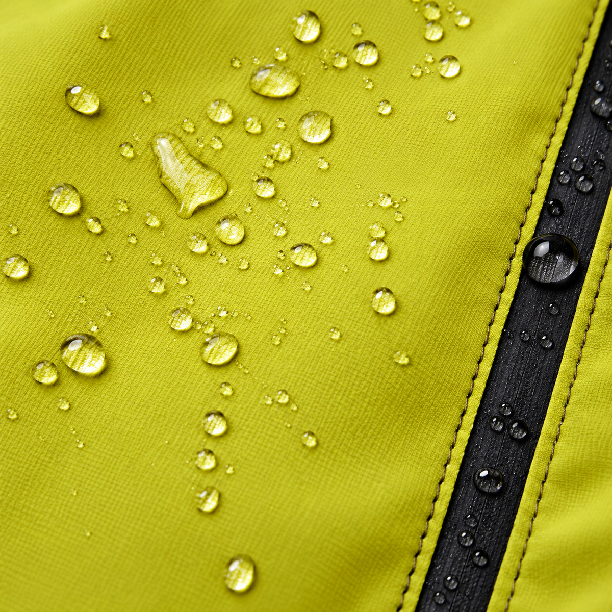 Veste de randonnée jaune femme – gouttes sur le tissu