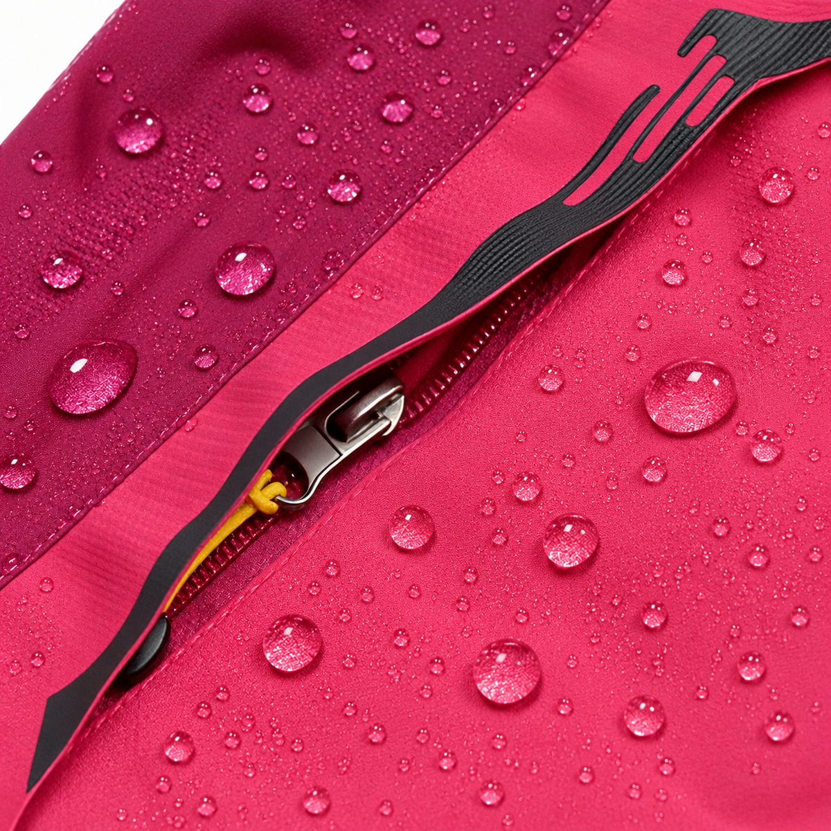 Gouttes d'eau perlées sur la matière rose fuchsia de veste imperméable femme