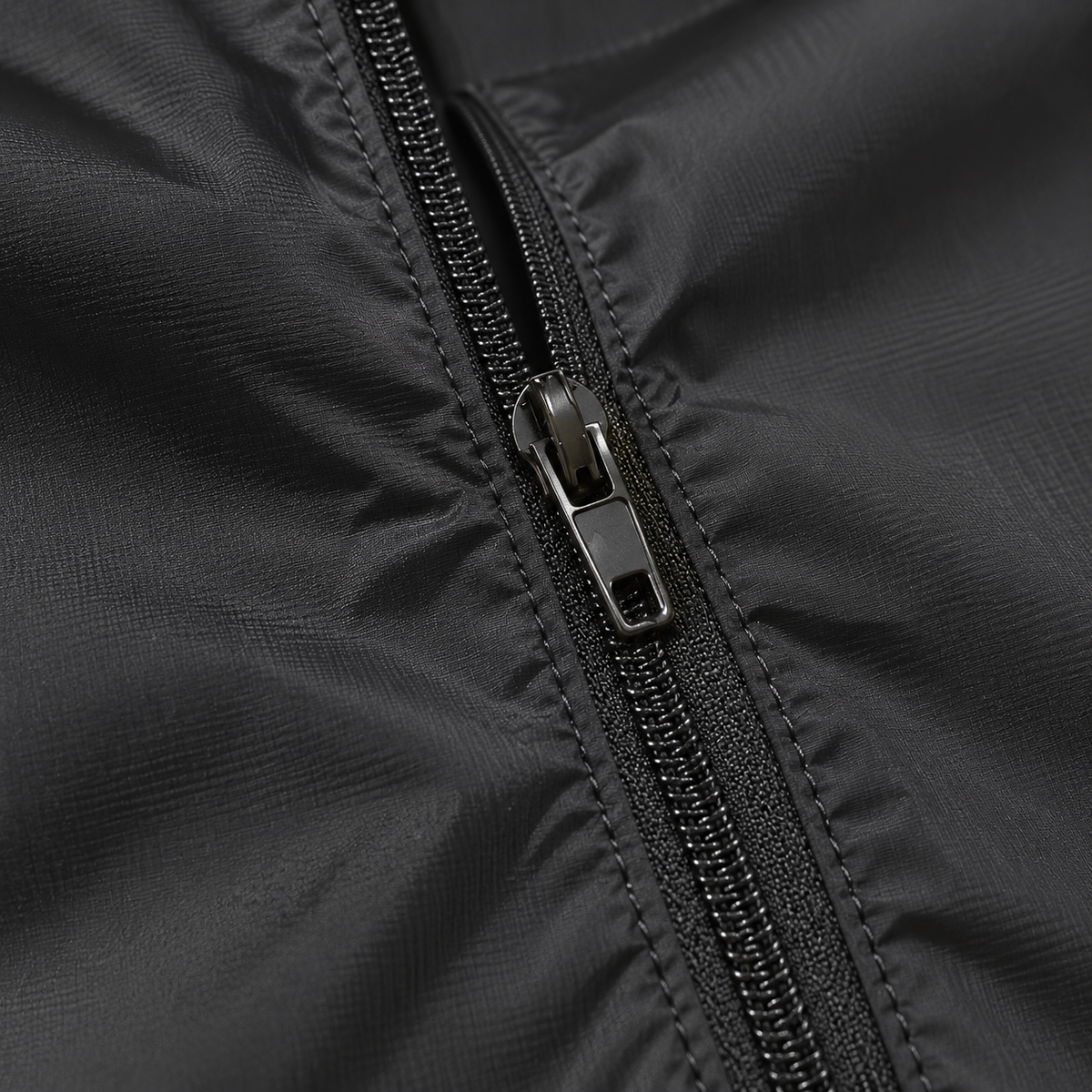 Veste légère imperméable de randonnée noire – détail de la fermeture