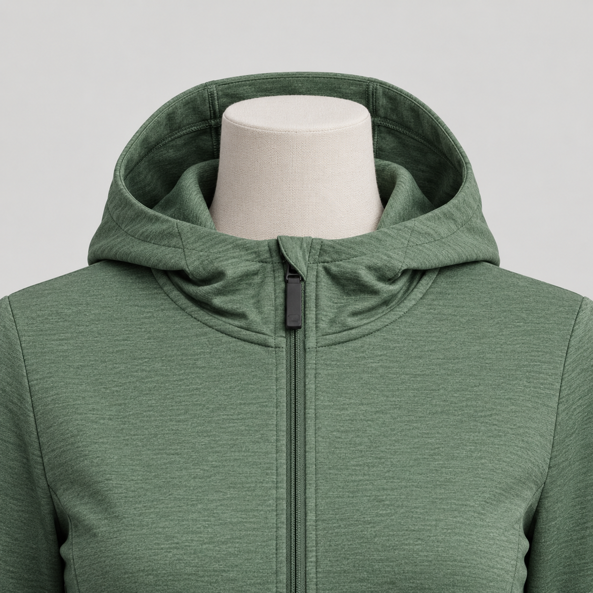 Veste marche nordique femme verte – détail capuche et col zippé