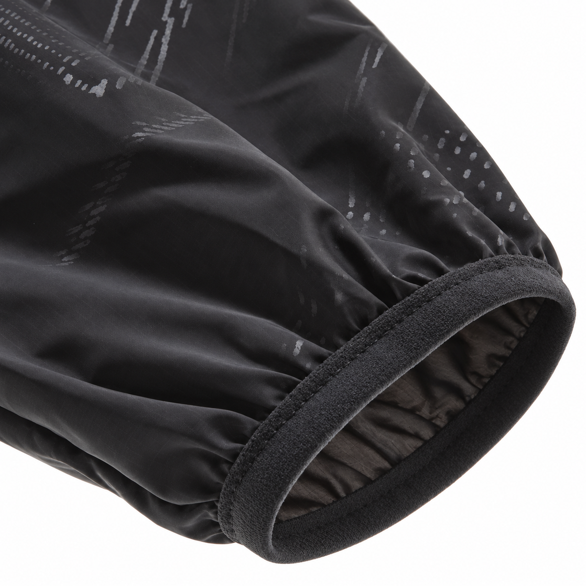 Poignet élastiqué et couture de manche de veste pluie randonnée noire