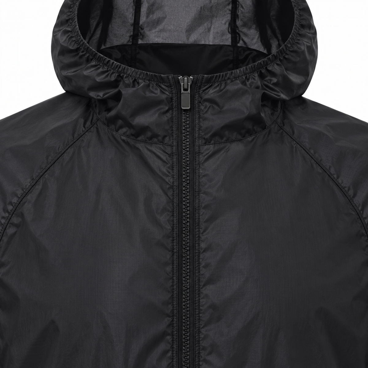 Fermeture zippée centrale et coutures de la veste pluie randonnée noire