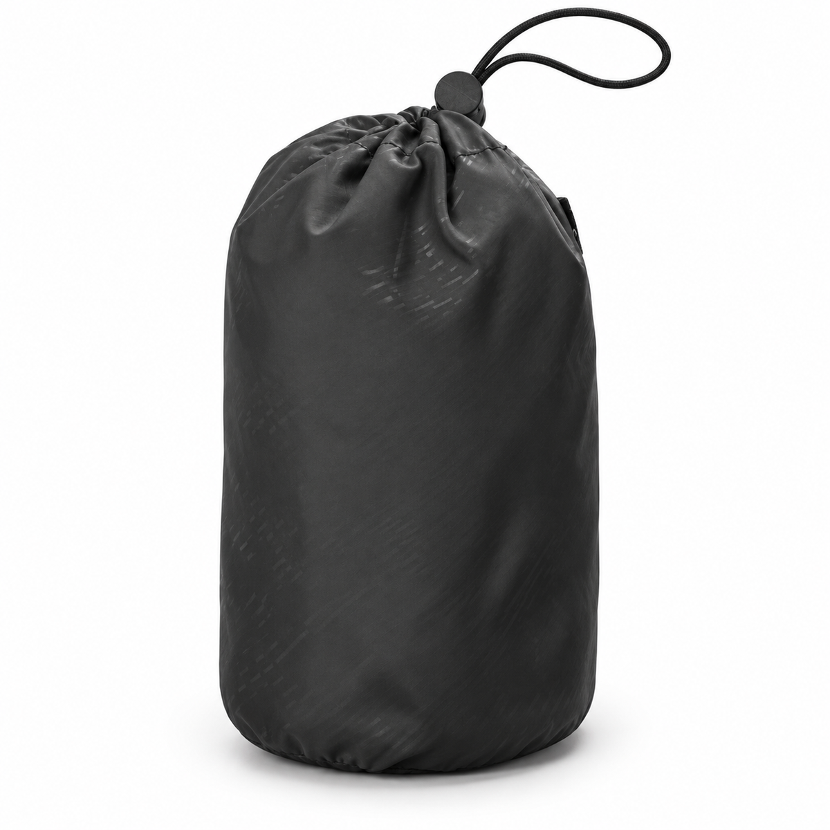 Veste pluie randonnée noire rangée dans sa pochette compacte à cordon