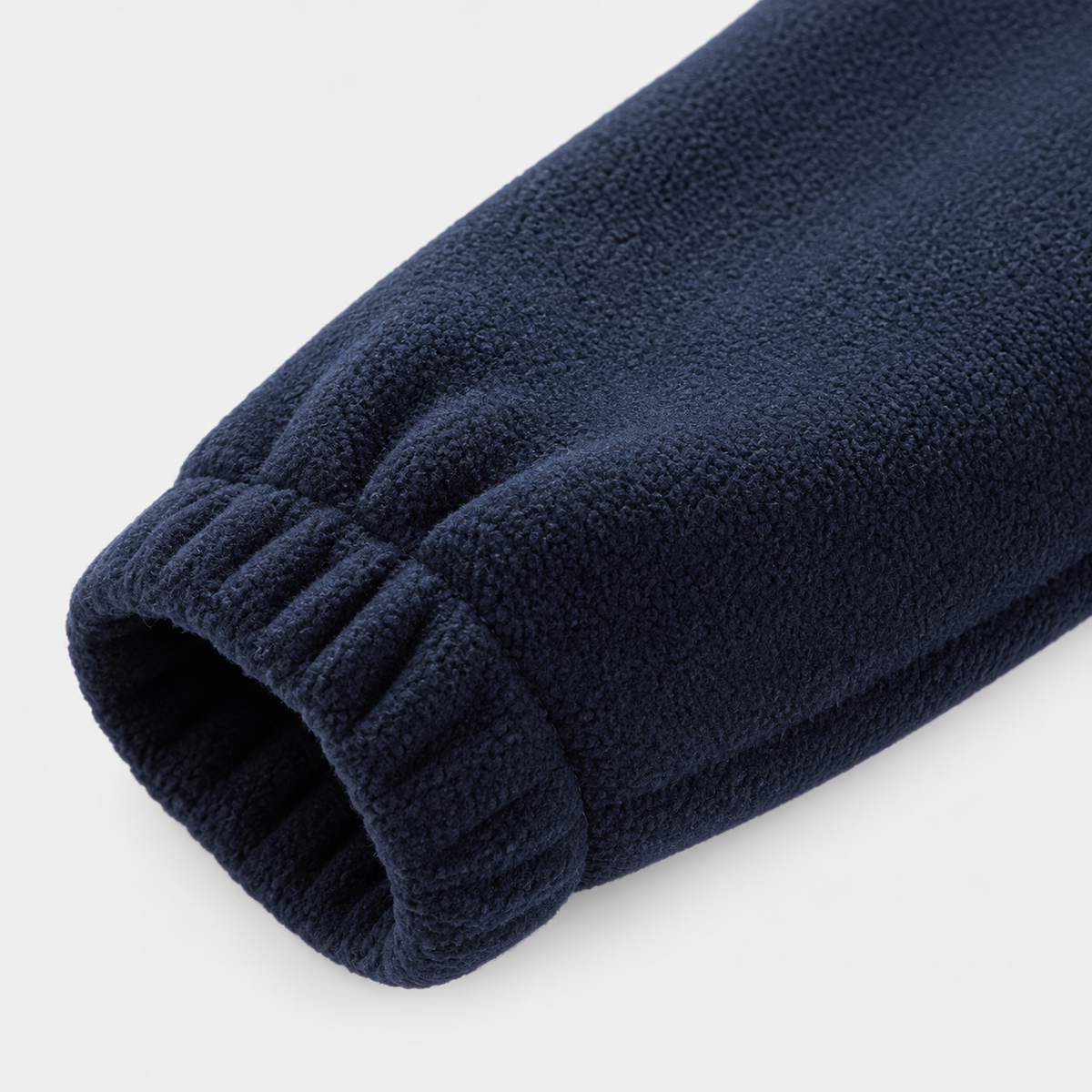 Veste polaire bleu marine – détail du poignet élastiqué
