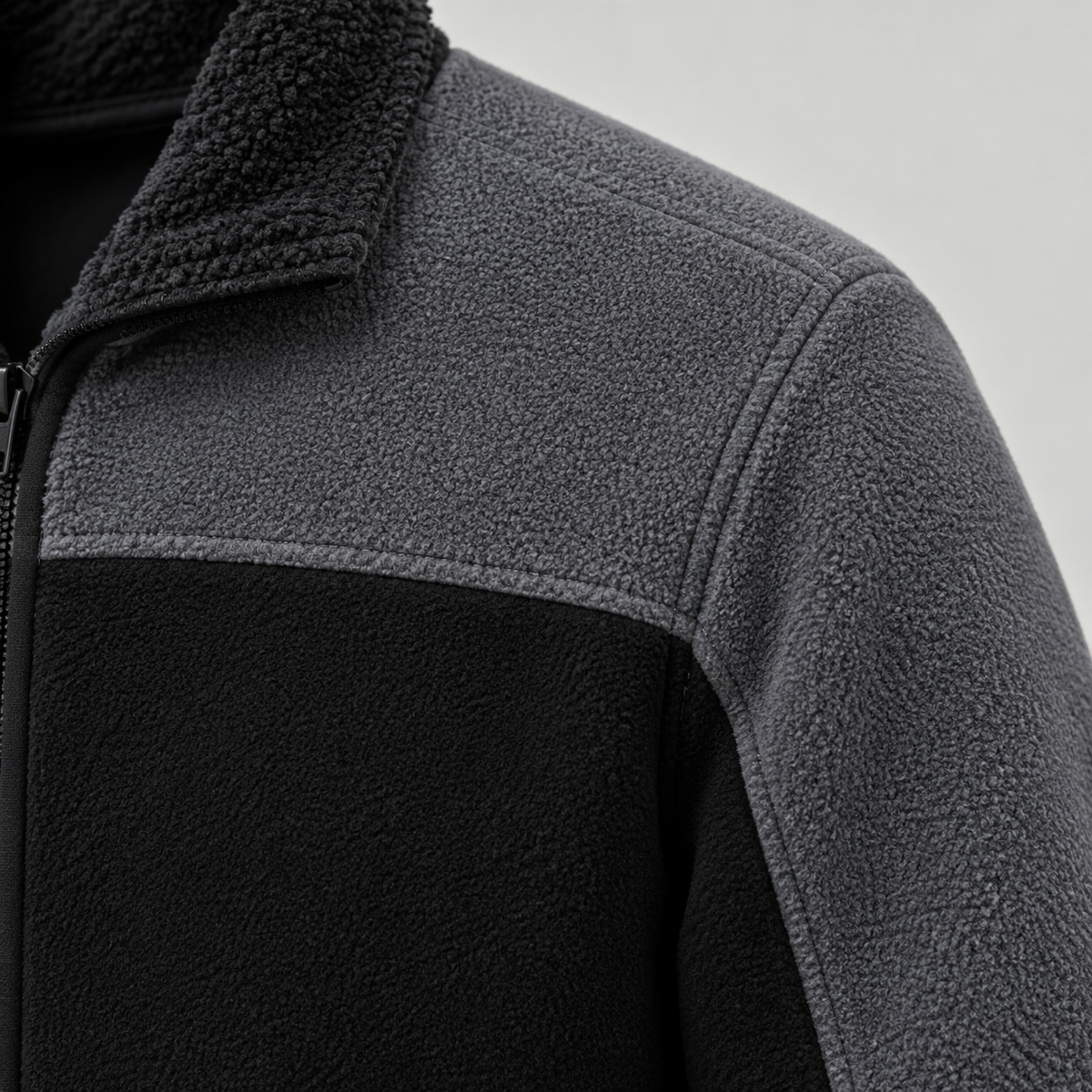 Veste polaire randonnée noire – empiècement et couture d’épaule