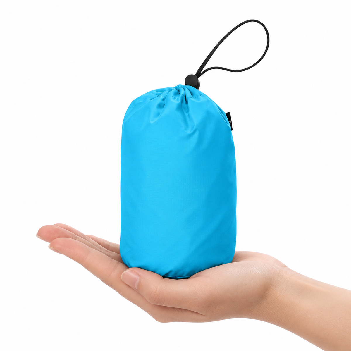 Veste randonnée bleue ciel pliée dans sa pochette compacte