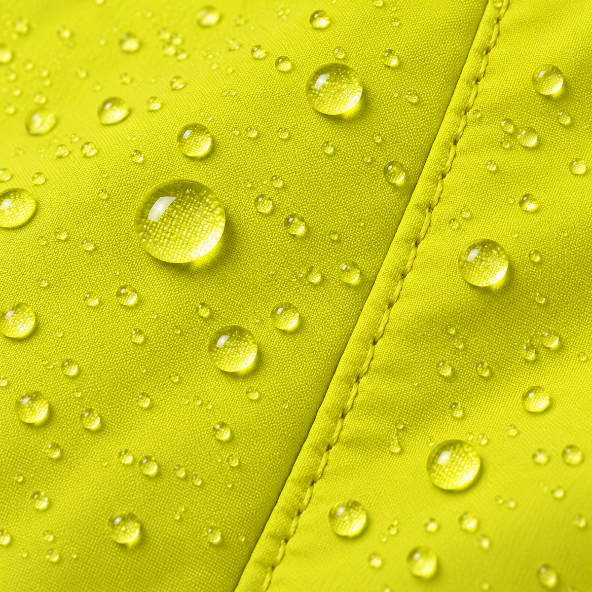 Veste randonnée fluo – détail du tissu jaune sous une pluie fine
