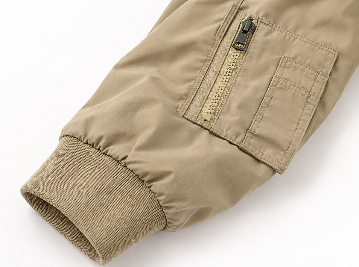 Veste randonnée beige – détail poche manche et poignet